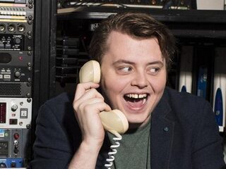 Rob laat zien hoe je een intro volpraat op de radio