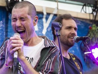 Kijk terug: Bastille live in de regen op Pinkpop 2019