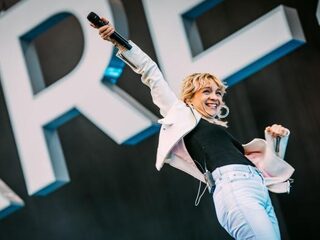 Roy herdenkt zijn beste vriend tijdens de reünie van Krezip op Pinkpop