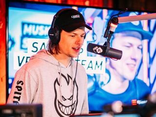 Q&A: waarom dragen dj's die grote koptelefoons?