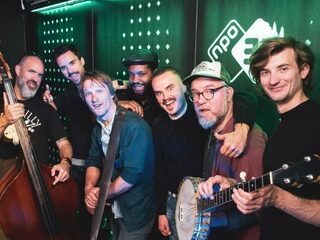 De Likt doet fantastische bluegrass versie van 'Ja Dat Bedoel Ik'