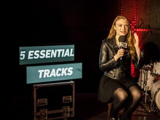 Freya Ridings: "Florence Welch left a note for me, I fangirled so hard!"