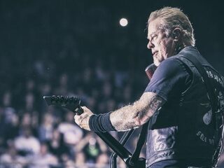 Metallica speelt Hazes' 'Bloed Zweet en Tranen' in de Arena