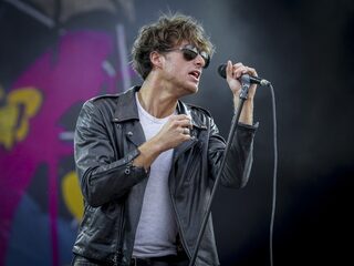 Song van het Jaar: Hoe 'Iron Sky' door Charlie Hebdo zijn lading kreeg