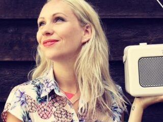 Moeite met dichten? DJ Saskia is de queen en ze goochelt ook nog op tv