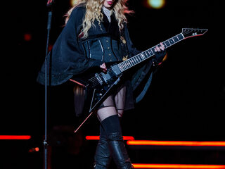 Madonna en haar gevolg daalden neer in Amsterdam