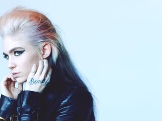 Grimes gaat haar eigen weg