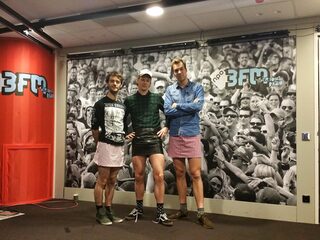 Herman, Wijnand en Sander presenteerden in minirok