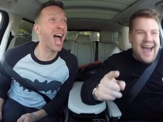 Moet je kijken: Chris Martin zingt zichzelf naar de Super Bowl