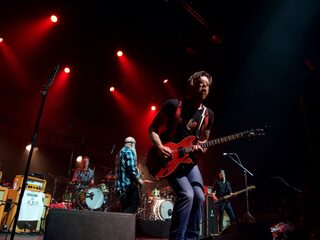 Bekijk de terugkeer van Eagles Of Death Metal in Parijs