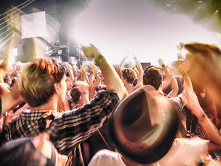 10 artiesten die live écht een feestje bouwen