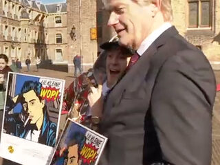 Lil' Kleine geeft een gouden plaat aan Van Rijn