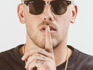 Jebroer krijgt twee (!) gouden platen van Giel