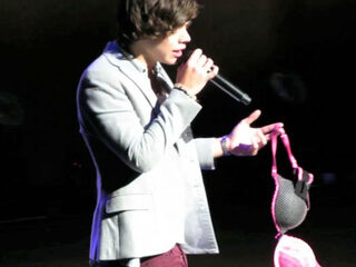 Wat artiesten zoal naar hun hoofd geslingerd krijgen