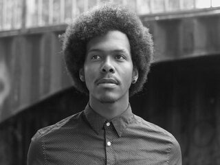 Vers van de pers: dit is de nieuwe clip van Jeangu Macrooy