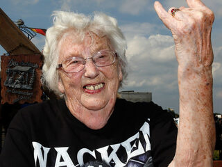 Je weet dat je van snoeiharde muziek houdt als...