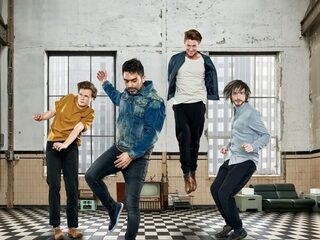 Sunday Sun treedt op én waagt zich aan de vleestaart van De Jeugd Van Tegenwoordig