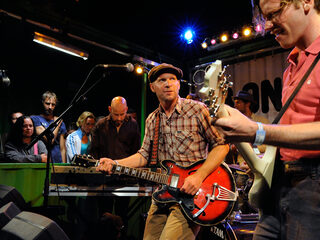 Beans & Fatback staat live bij Giel op De Speelplaats