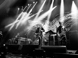 Queens Of The Stone Age zit opgesloten