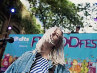 Amber Arcades was live bij Giel