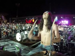 Moet Je Kijken: 1000 mensen coveren 'Seven Nation Army'