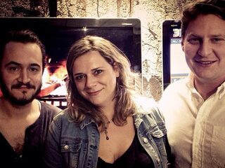 Editors live in 3voor12 Radio