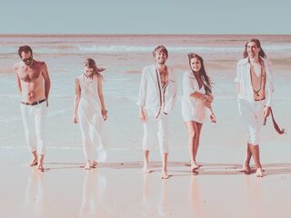 Pak de laatste zonnestraaltjes mee met Crystal Fighters