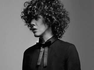 'Lost On You' van LP is een liedje om verliefd bij te worden