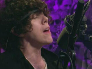 LP covert The Chainsmokers en Låpsley zingt 'Operator'