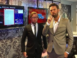 3FM-dj's in pak voor Suit Up Day!