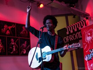 Jeangu Macrooy en Milaisa Breeveld coveren 'Turn Your Lights Down Low'