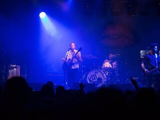 Kings Of Leon doet een zwoele cover van Selena Gomez