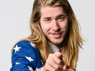 Frank deelt kakkerlakken uit voor Valentijn