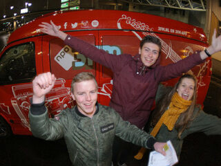 Op de foto met de 3FM-bus bij 3FM RHCP