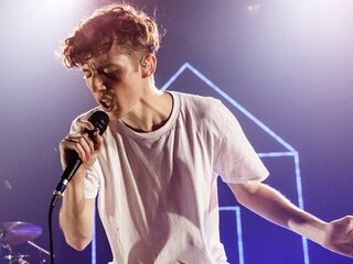 Troye Sivan doet Mannequin Challenge...