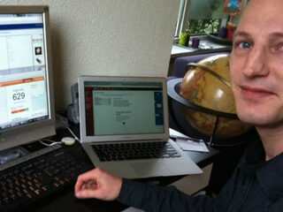 Dit is Mick, de man die al onze sinterklaasgedichten redt