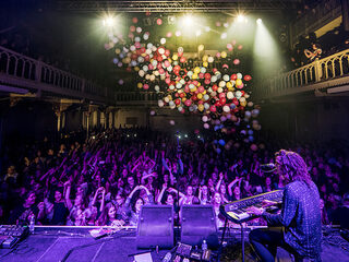 Lucas Hamming laat duizend ballonnen los tijdens 'Are You With Me' in Paradiso