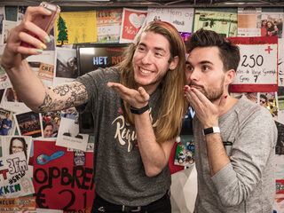 Alle haters verzamelen: Domien regelt dates!