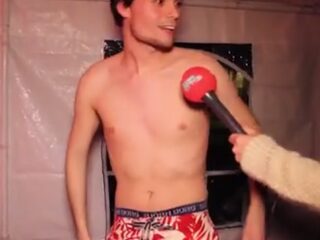 Dit is Domien in een hot tub