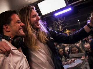 Mark Rutte en Frank nemen samen podcast op