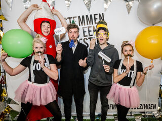 Kensington en Tim Hofman stemden bij het leukste stembureau van Nederland