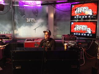 Jandino Asporaat op bezoek bij Giel