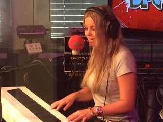 Joyce van den Ham zingt MH17 bij Giel