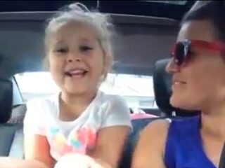 Moeder en dochter playbacken liedje van Frozen in de auto