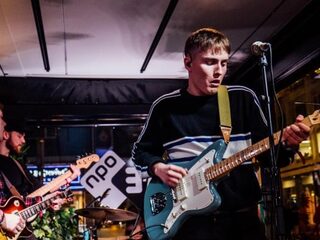 'Friday Fighting' van Sam Fender is het catchy rocknummer dat je nodig hebt