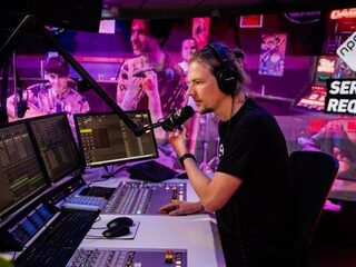 The Vices maken custom liedje voor Nancy, die haar kinderen al 4 weken niet heeft gezien