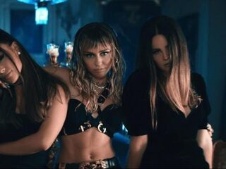 Ariana Grande, Miley Cyrus en Lana Del Rey in een nieuwe track voor Charlie's Angels