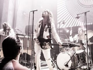 Terugkijken: DeWolff en Nana Adjoa in De Muziekgieterij