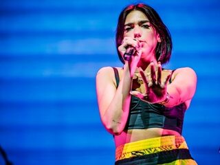 Dua Lipa geeft emotionele speech: LHBTQ-fans worden venue uitgezet
