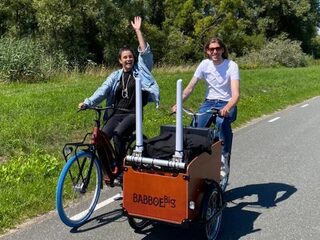 Frank en Eva gaan op fietsvakantie met o.a. DI-RECT en De Likt